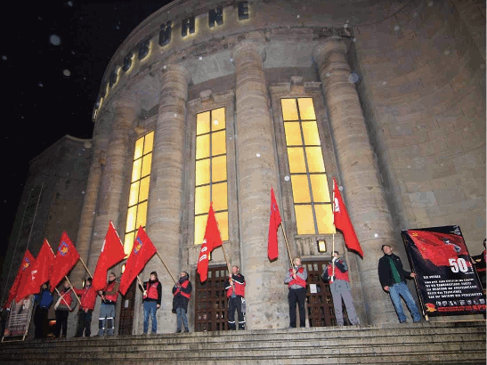 Rote Fahnen vor den Volksbuehne